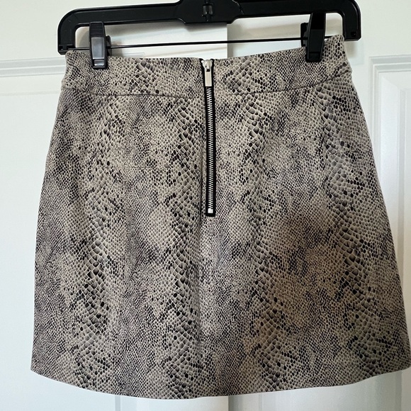 Stylish Snake Print Skirt with Metal Accents - Picture 2 of 3